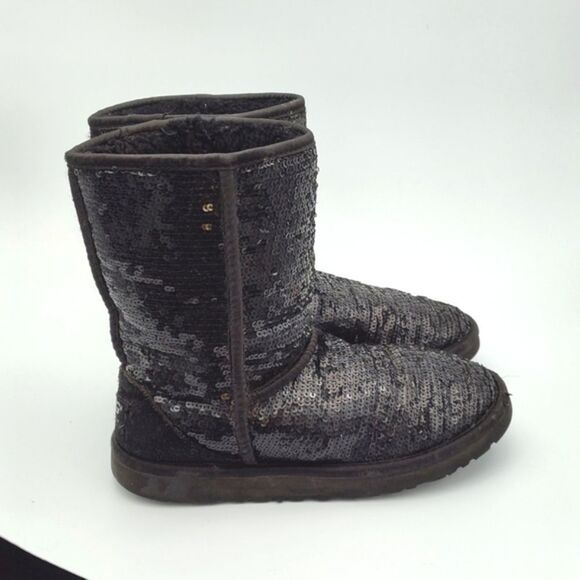 UGG SEQUIN CLASSIC SHORT BOOT IN BLACK SIZE WOMEN'S 6 - Picture 2 of 8